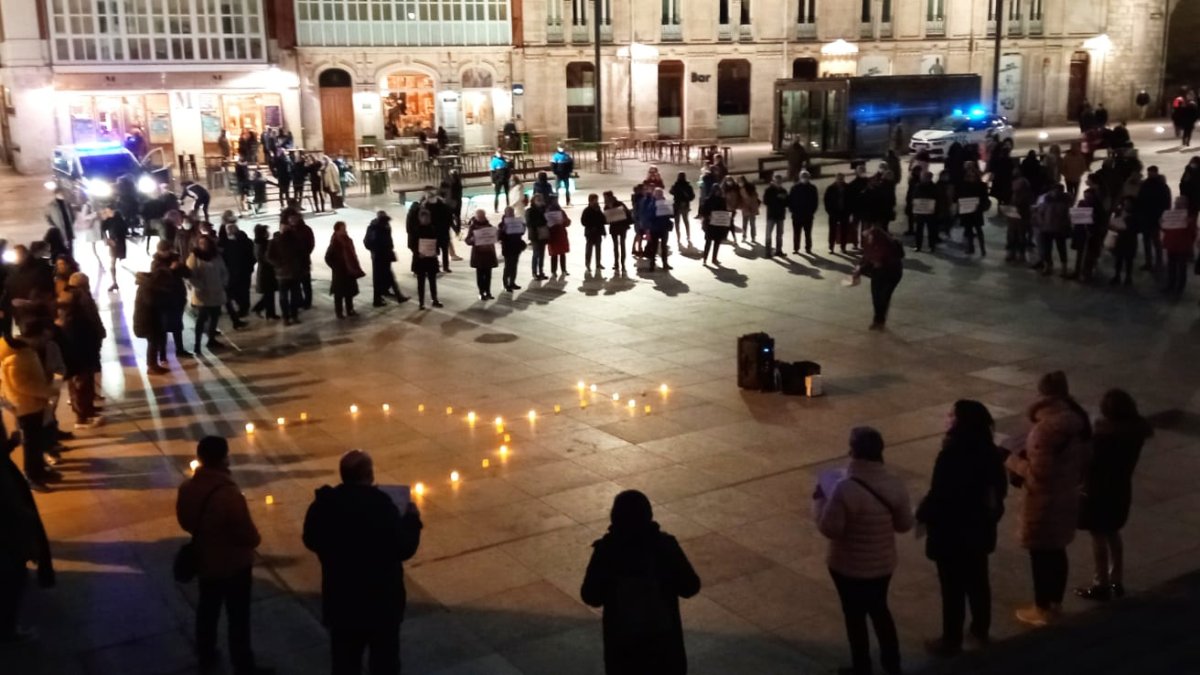 Imagen de la concentración en la plaza del Rey San Fernando. ECB