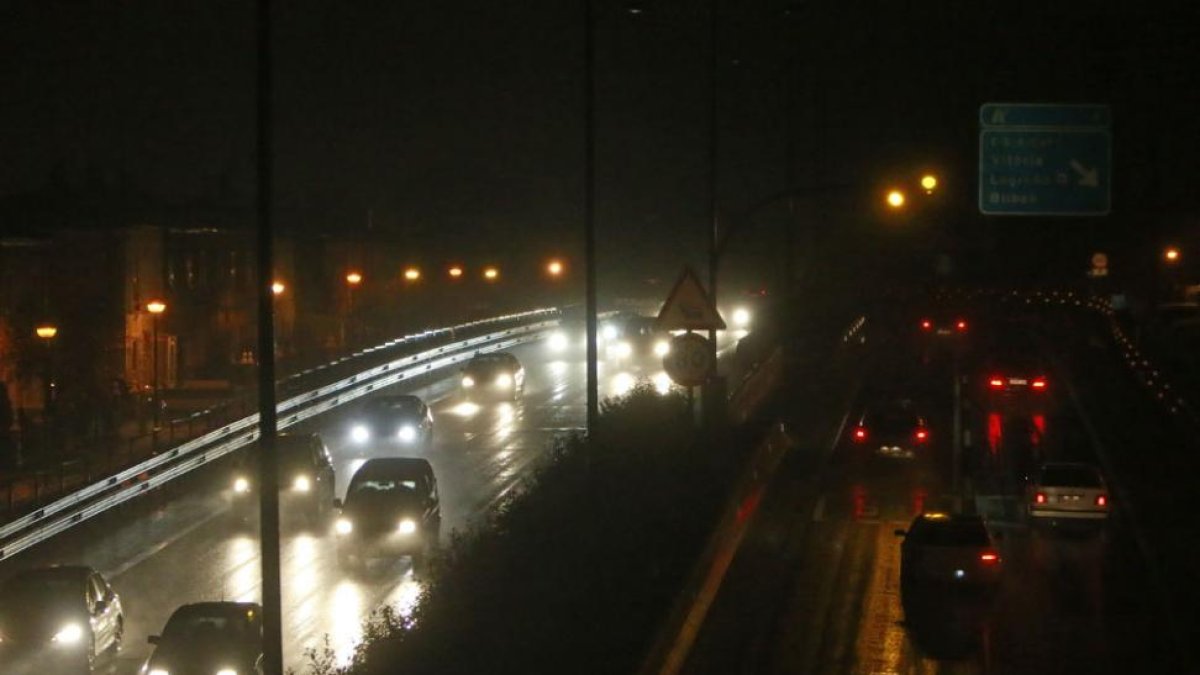 La retención en la BU-11 fue puntual, pero había que circular con precaución por la escasa visibilidad y la lluvia.-RAÚL OCHOA