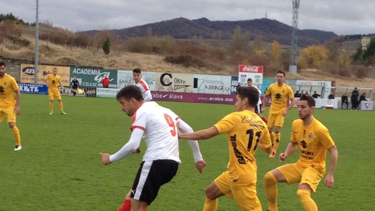 Ramón persigue a un jugador del CD Vitoria en Olaranbe-@CDVITORIA