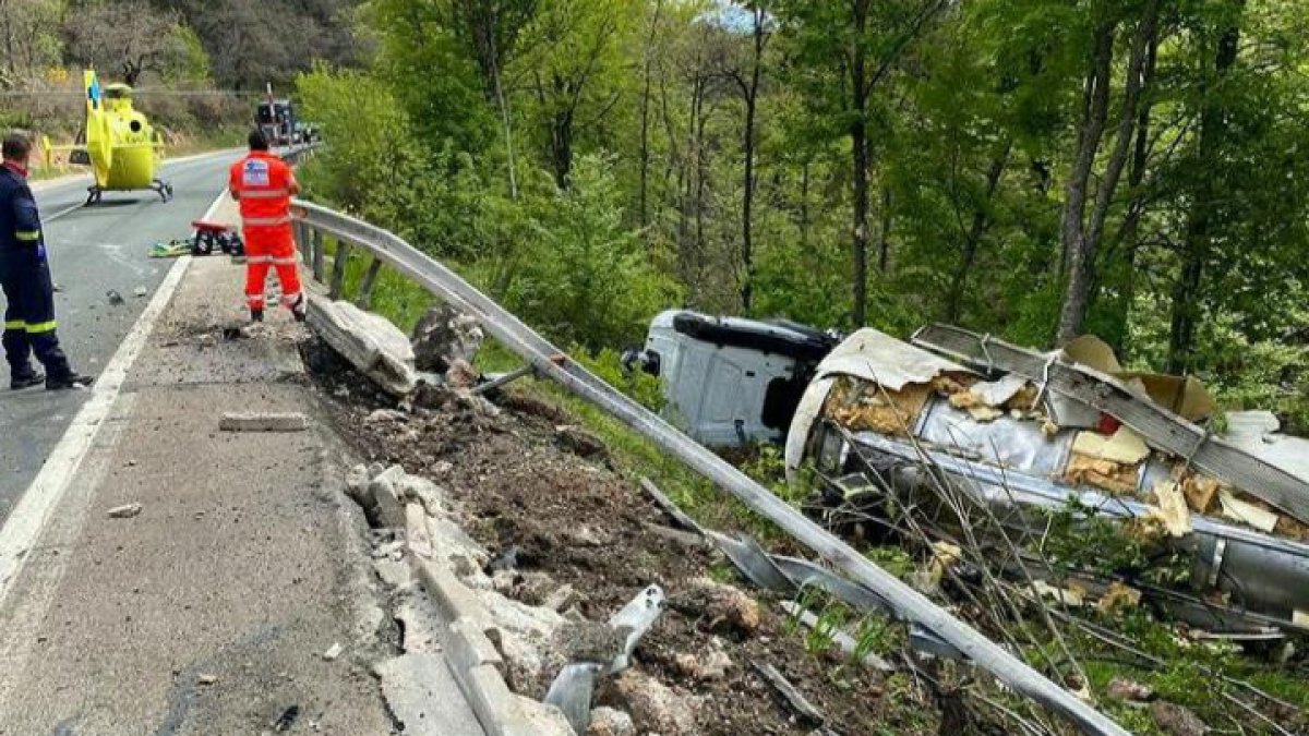 El camión siniestrado en la N-120, a la altura de Arlanzón, ha caído por un terraplén de cuatro metros. 112