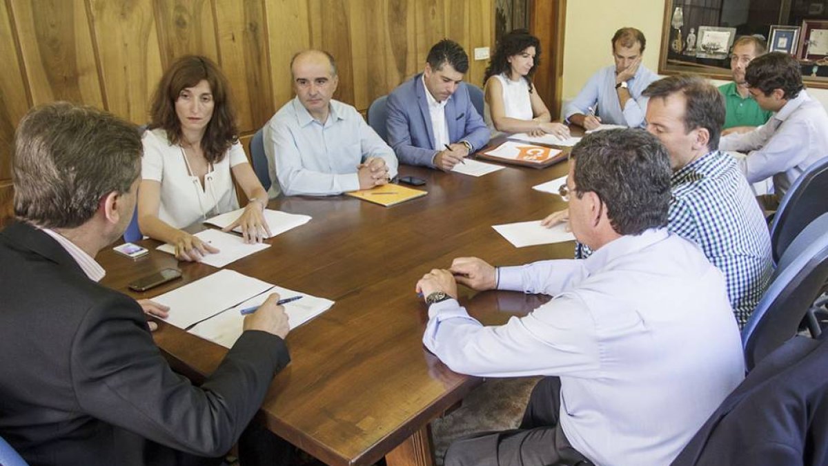 La gerente del consorcio participó en la reunión de ayer a la que asistieron los representantes de todos los partidos.-RAÚL OCHOA