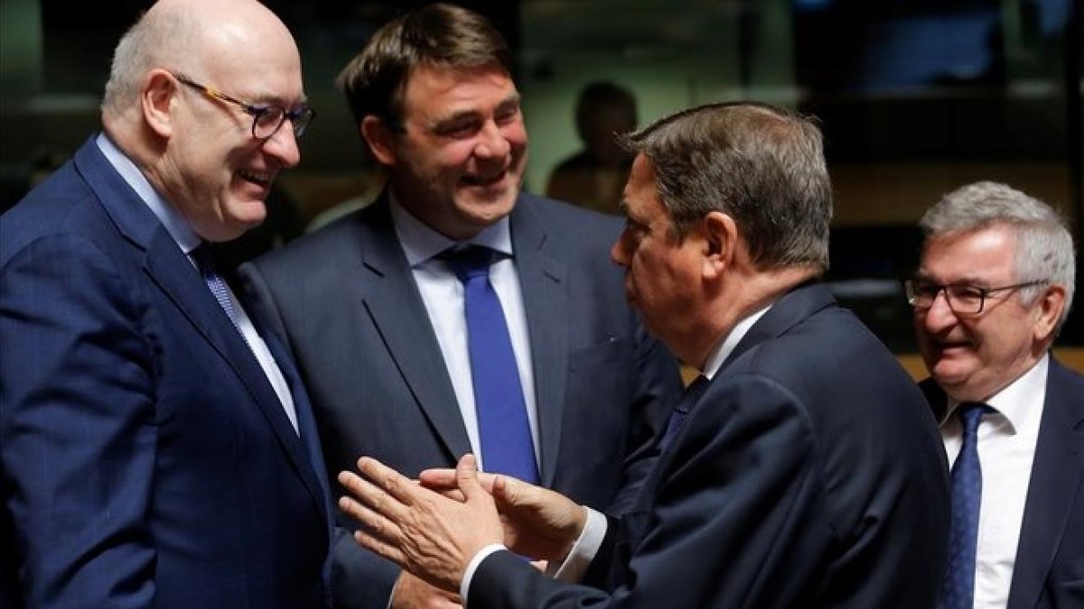 Planas, derecha, con el comisario europeo para Agricultura y Desarrollo Rural Phil Hogan y el ministro belga de Agricultura, Denis Ducarme y el ministro regional de Agricultura de la region de Valona, René Collin.-