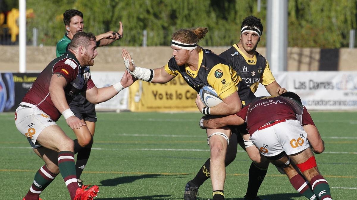 Snyman protege la posesión del oval durante un partido.-SANTI OTERO