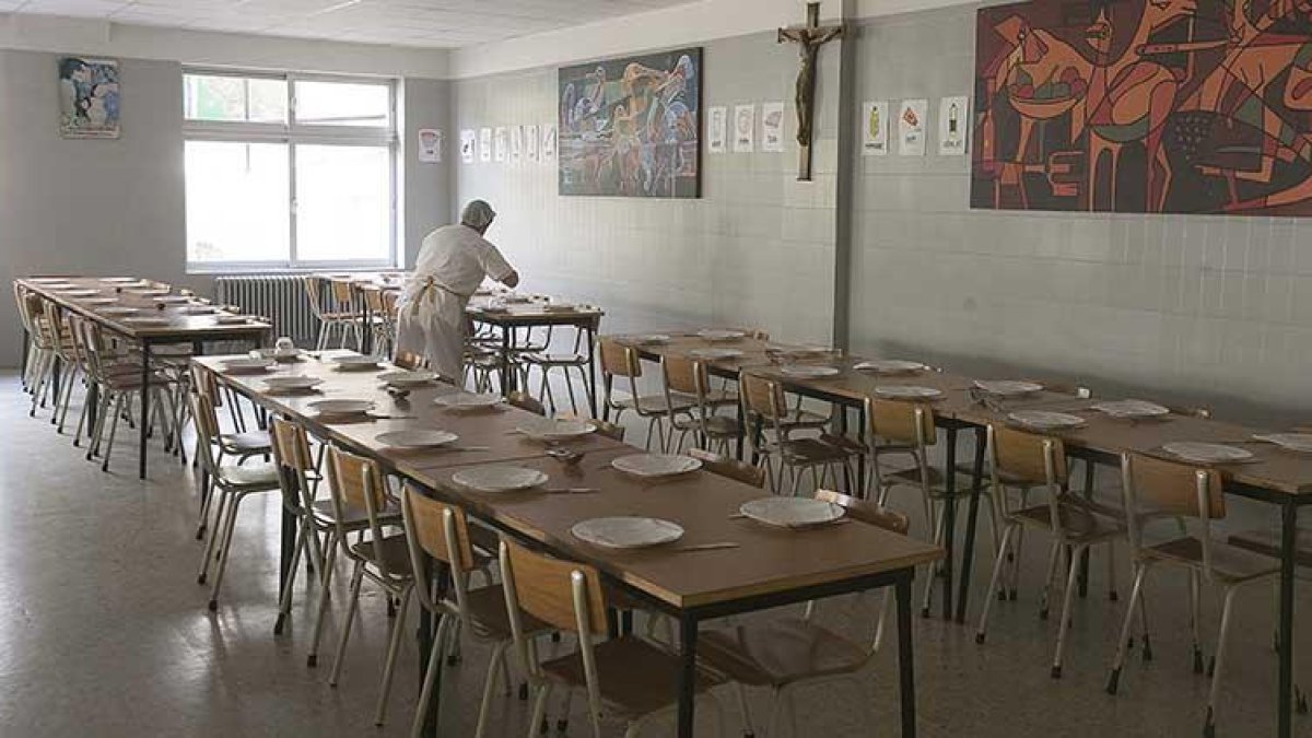 El comedor de un centro educativo de la provincia preparado para recibir a los estudiantes que utilizan este servicio.-RAÚL OCHOA
