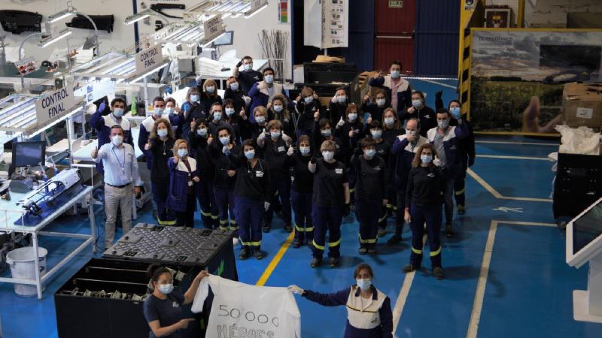 Grupo Antolin ha producido 50.000 batas sanitarias para hospitales y centros sociales.