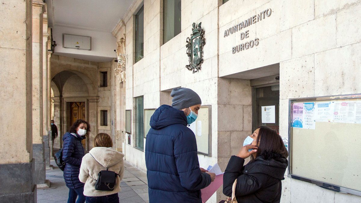 Varias personas esperan para acceder al Ayuntamiento de Burgos, en una imagen de archivo.