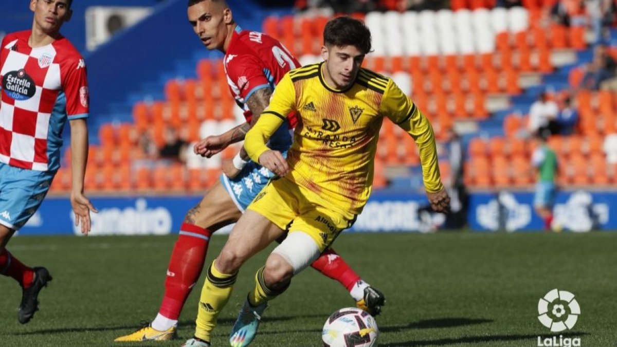 Nico Serrano se va de un rival con el balón en los pies. LALIGA