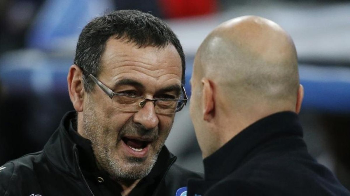 Maurizio Sarri habla con Zinedine Zidane antes del partido del miércoles en el Bernabéu.-JUAN MEDINA