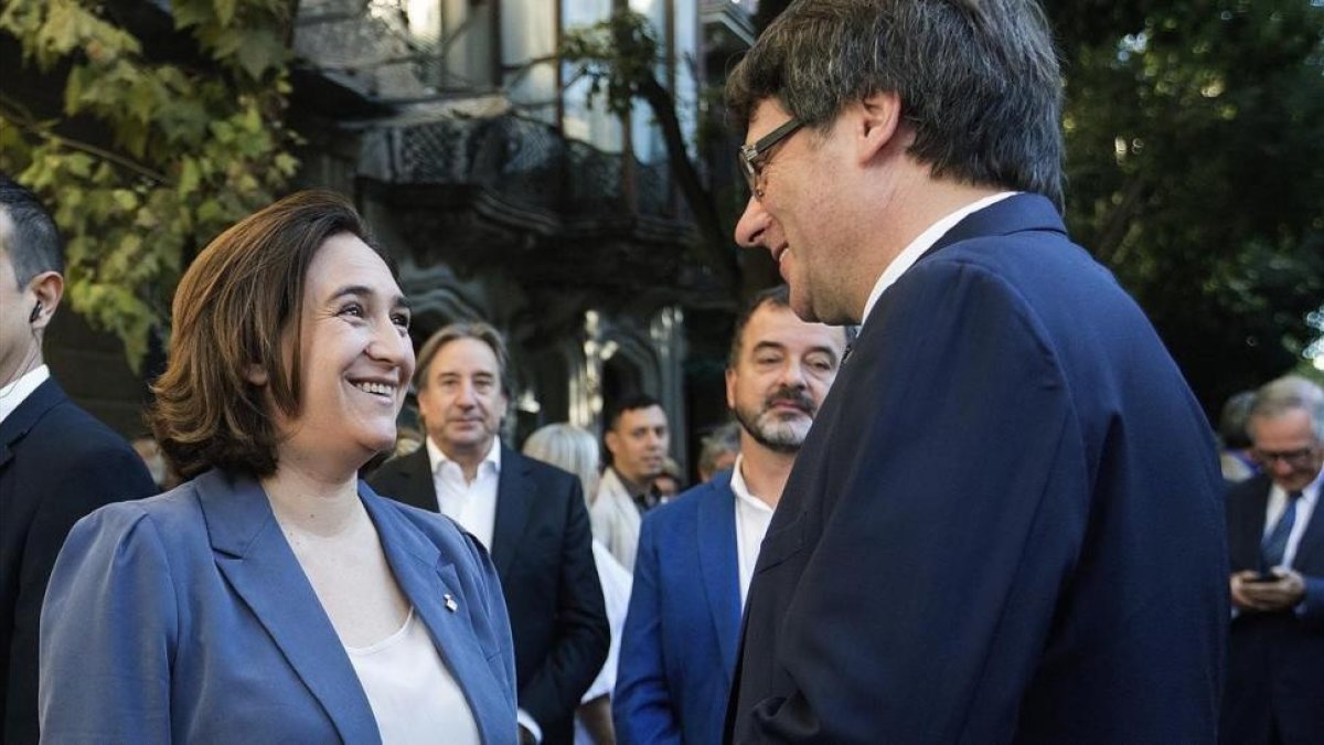 Ada Colau y Carles Puigdemont conversan tras las ofrendas florales de la pasada Diada-MARTA PÉREZ/EFE
