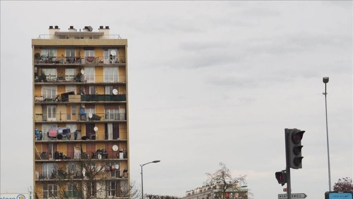 Edificio en Clichy sous Bois. Este suburbio, situado al este de París, fue uno de los principales escenarios de las revueltas de otoño del 2005.-EVA CANTÓN
