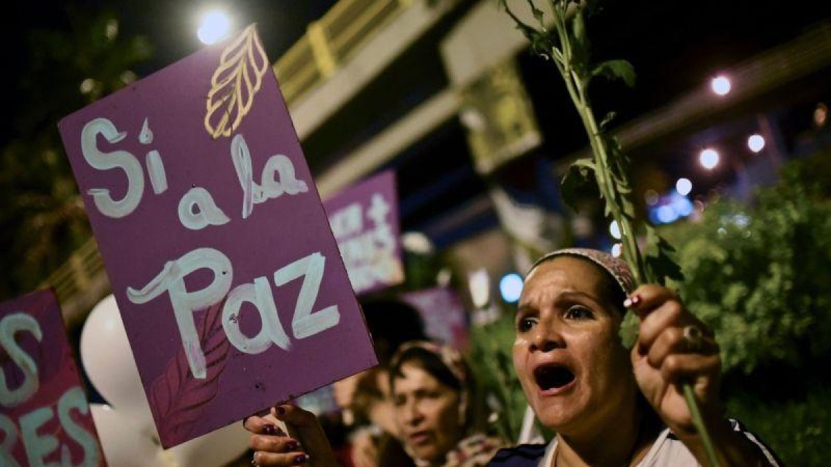 Una mujer se manifiesta a favor de la paz el pasado octubre en Bogotá.-LUIS ROBAYO / AFP