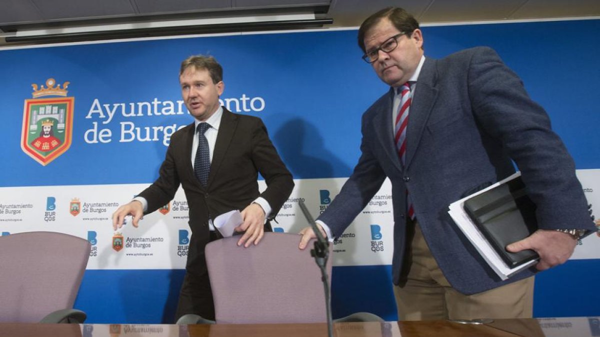 El alcalde, Javier Lacalle, y el concejal de Hacienda, Salvador de Foronda.-RAÚL G. OCHOA