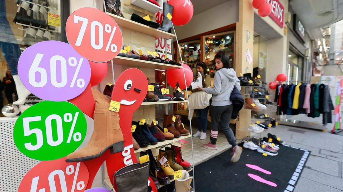 Un comercio del centro anuncia sus descuentos en una de las ediciones de la feria Burgostock. ECB