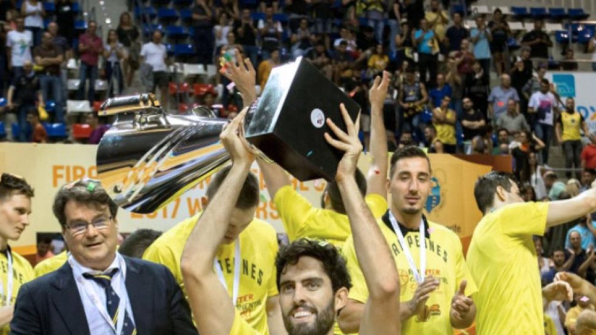 Beirán levanta la Copa Intercontinental, el pasado domingo.-TWITTER / @CB1939CANARIAS
