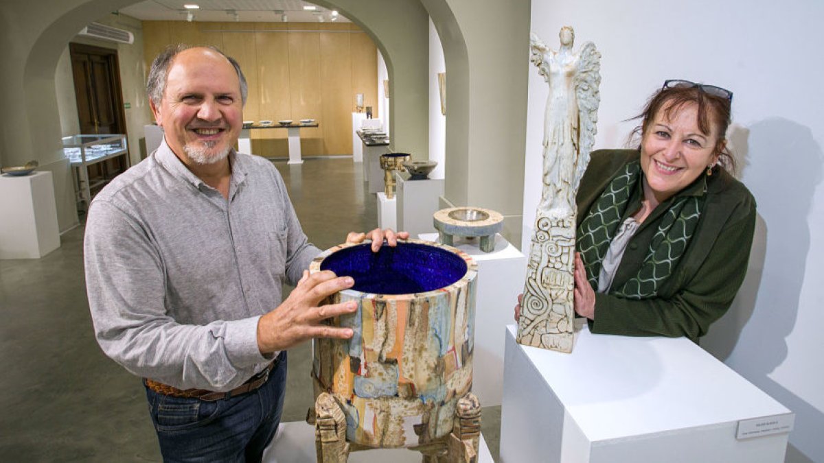 José Luis Ramos y Raquel Condado posan con dos de sus piezas en el Consulado del Mar. TOMÁS ALONSO