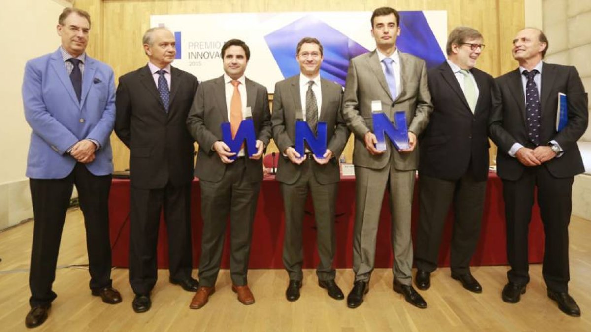 Los premiados Javier Herrero (HcTech), José Ignacio Cuevas (Gambastar) y Oscar Gil (Proyecto NFC).-RAÚL G. OCHOA