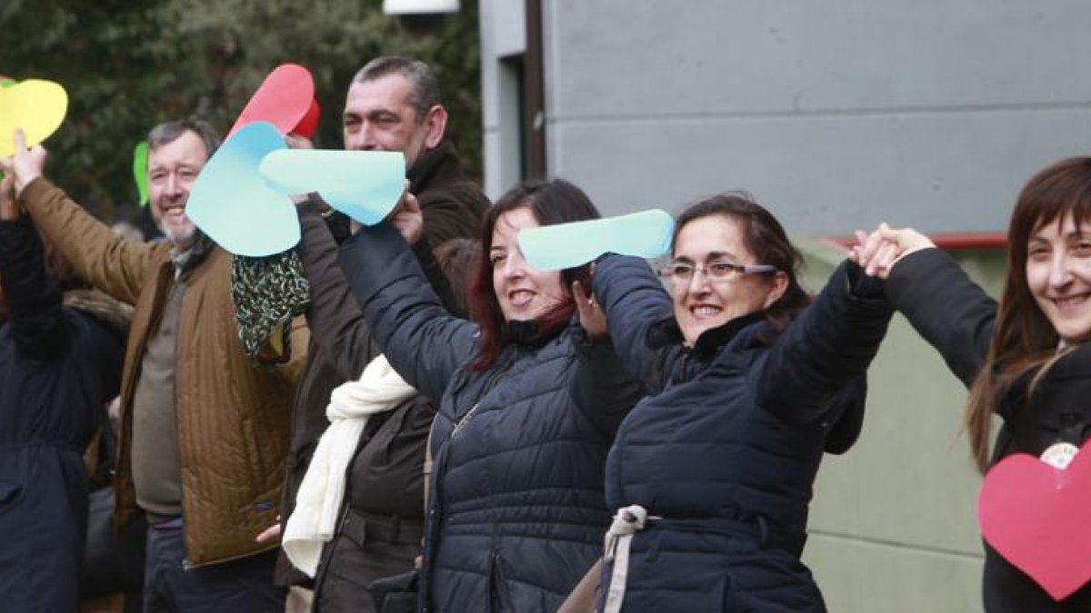 El Creer acogió ayer la tercera cadena humana por las enfermedades raras en la que no faltaron los corazones de colores como señal de diversidad.-Raúl Ochoa