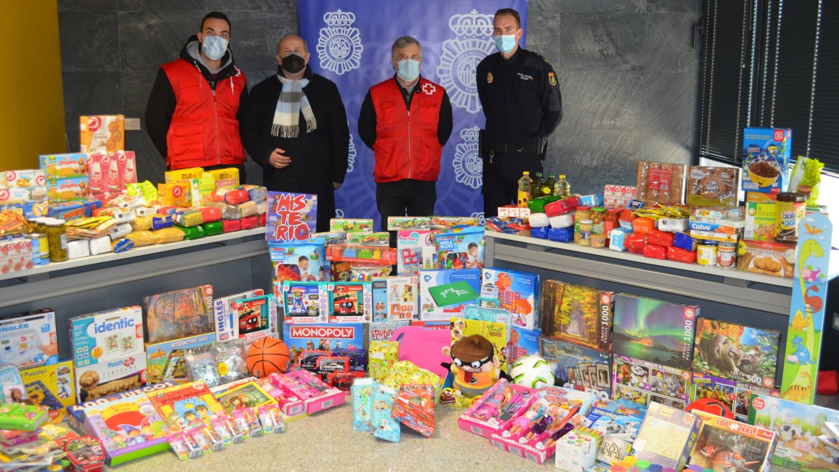 Jugietes y alimentos donados en la comisaría de Miranda. POLICÍA NACIONAL