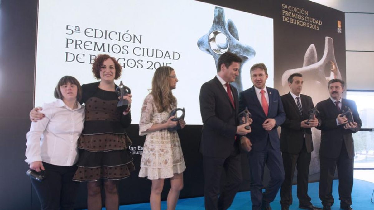 Imagen de los premiados con el alcalde de Burgos, Javier Lacalle.-RAÚL G. OCHOA