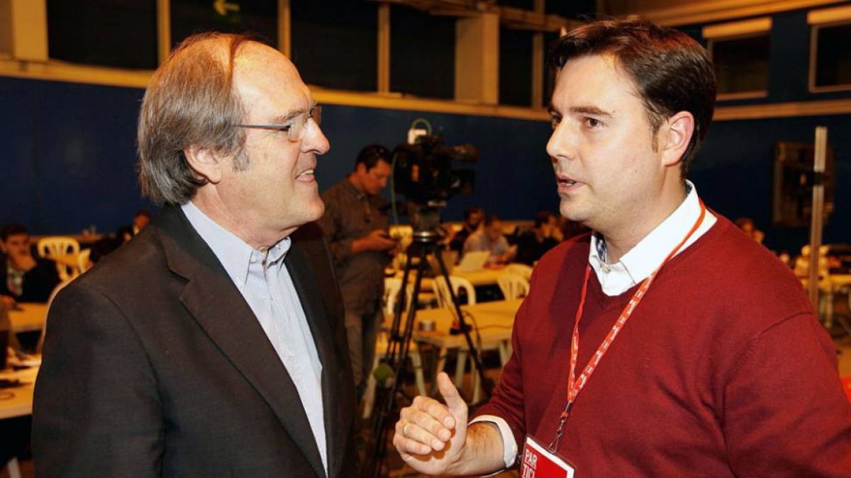 De la Rosa con el candidato por Madrid, Ángel Gabilondo, ayer en la Conferencia Municipal del PSOE.-ICAL