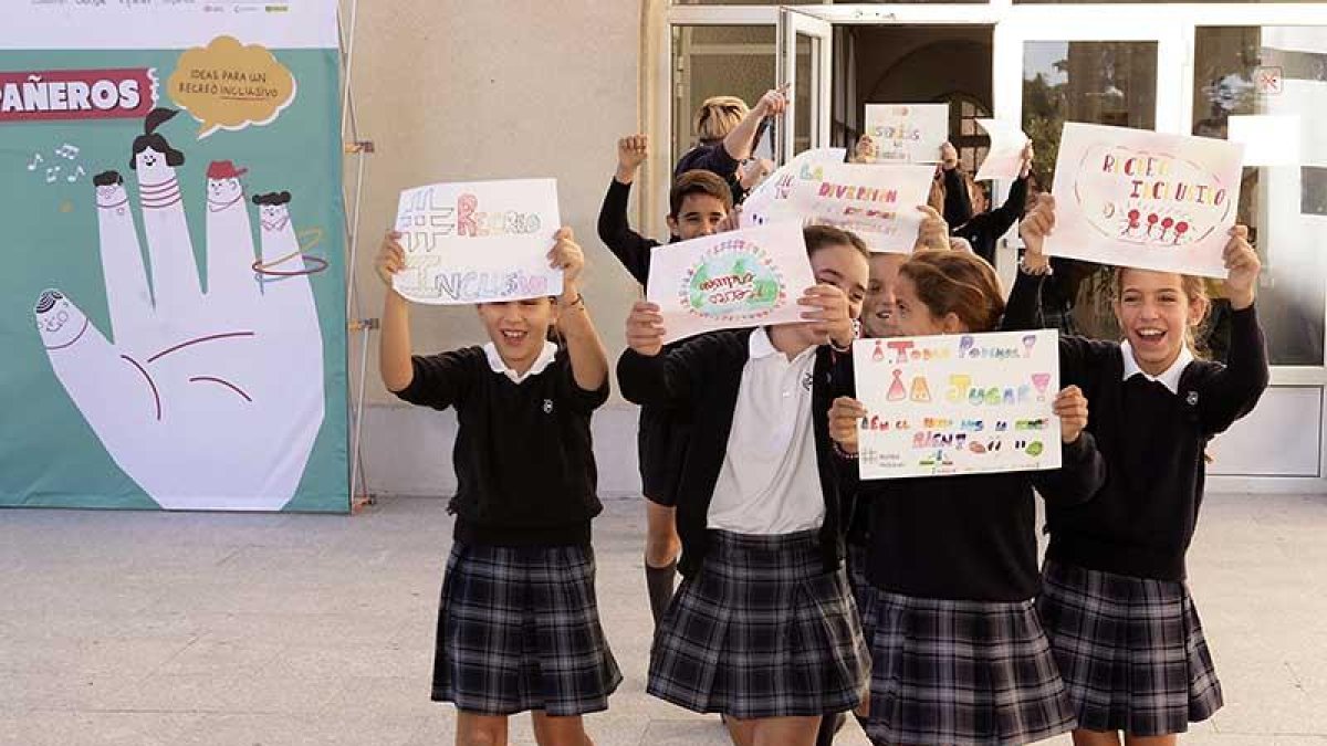 Los alumnos plasman en carteles dibujos y mensajes con los que tratan de fortalecer los compromisos adquiridos con el resto de sus compañeros.-ONCE