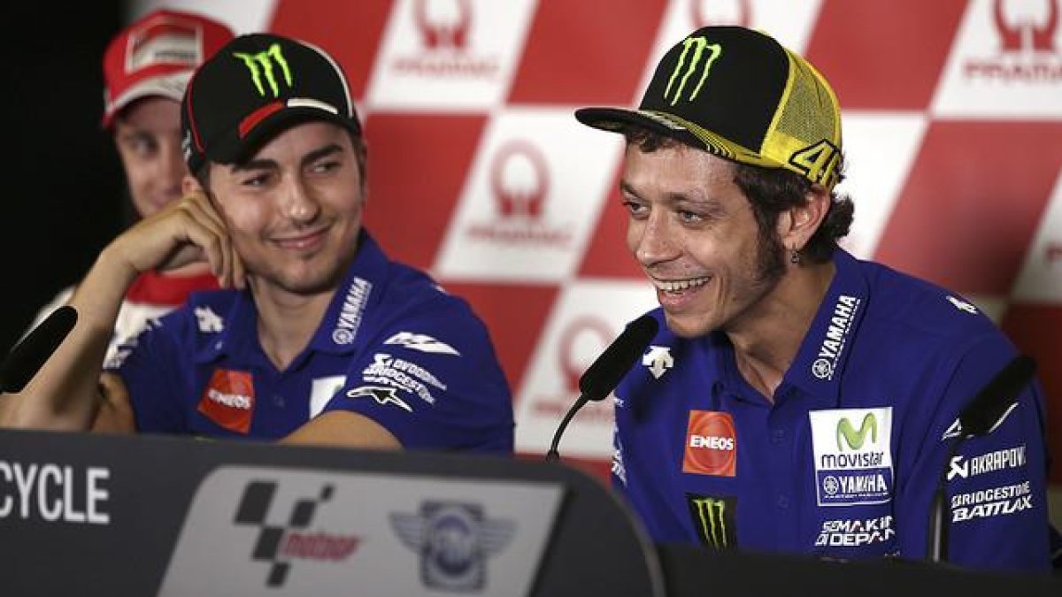 Valenrino Rossi y Jorge Lorenzo, durante la rueda de prensa previa al inicio de los entrenamientos del GP de Australia, en Phillip Island.-AP / ROB GRIFFITH