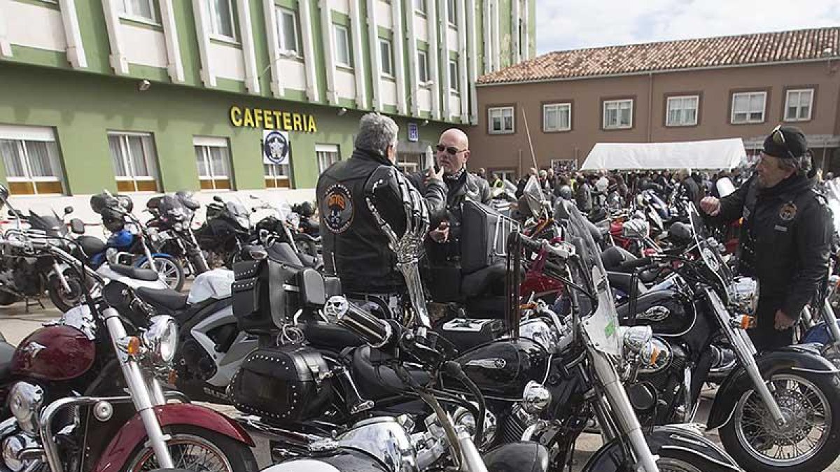 Un grupo de motos aparcadas durante una concentración.-R. OCHOA