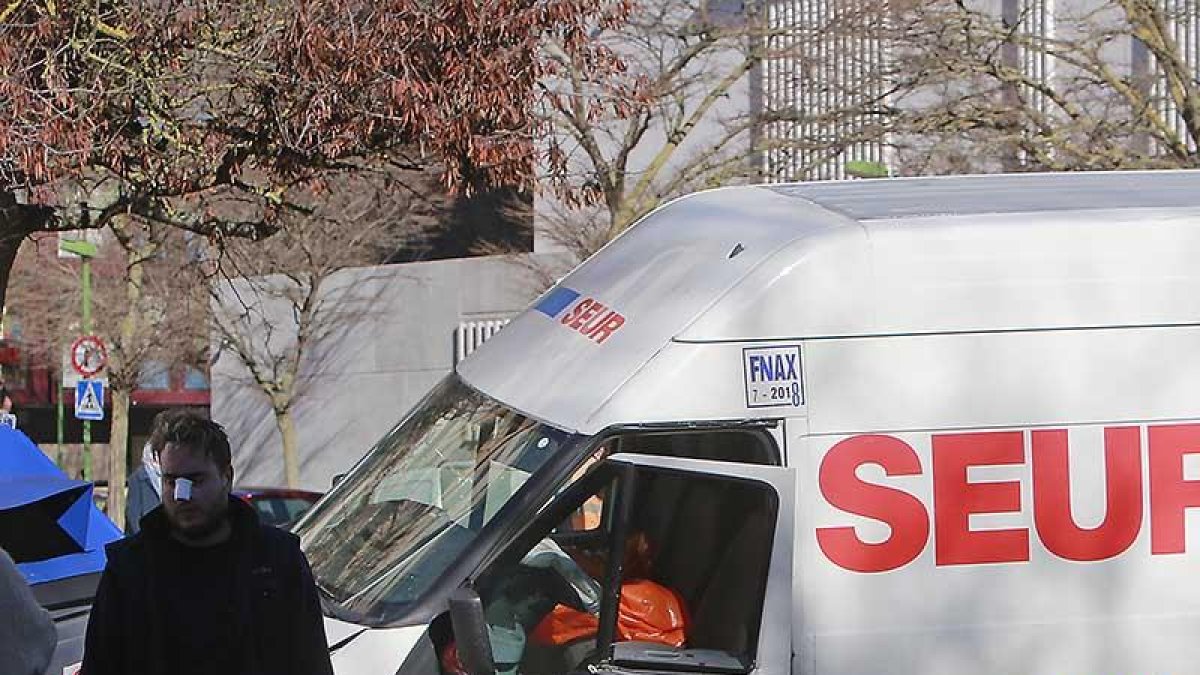 Una furgoneta accidentada en pleno casco urbano de Burgos.-R. OCHOA