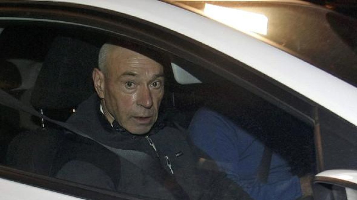 El histórico dirigente etarra Santiago Arrospide Sarasola, alias Santi Potros, en el interior de un coche tras su salida esta tarde de la cárcel Alicante II de Villena.-EFE