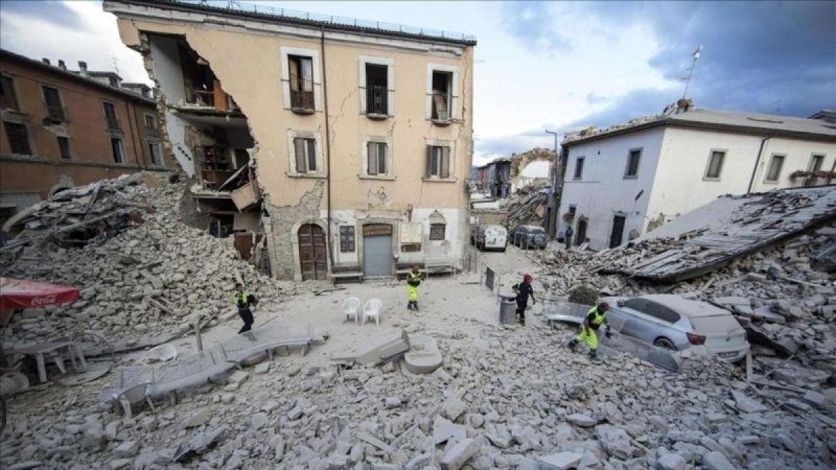 Un edificio destrozado tras el terremoto en Amatrice.-AP / MASSIMO PERCOSSI