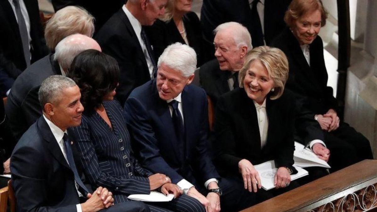 Barack y Michelle Obama, Bill y Hillary Clinton, y Jimmy y Rosalynn Carter, antes de la celebración del funeral de George H. W. Bush.-KEVIN LAMARQUE (REUTERS)