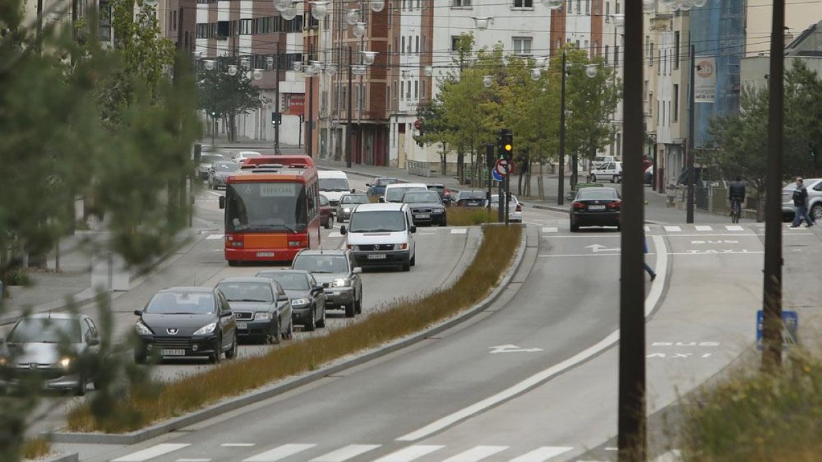 Varios vehículos transitan por el bulevar en la zona cercana al parque de la Nevera.