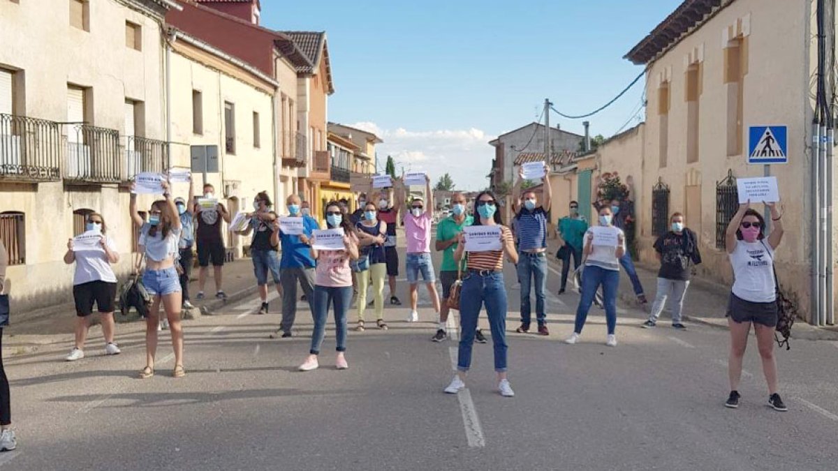 Vecinos comienzan a hacer sus fotos para la manifestación del 20 de junio. ECB