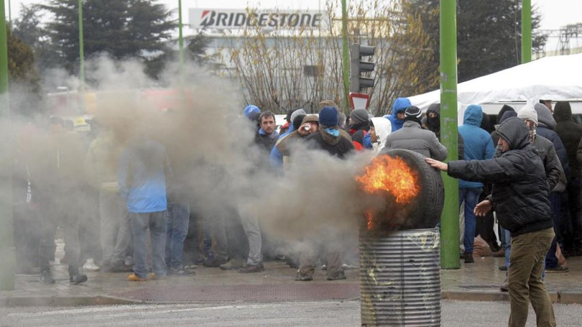 Imagen de la entrada de la fábrica ayer por la mañana.-ICAL