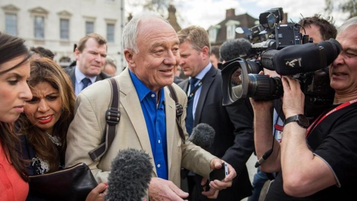 Ken Livingstone (centro), al salir de Millbank Studios, en Londres, este jueves.-GETTY IMAGES / ROB STOTHARD