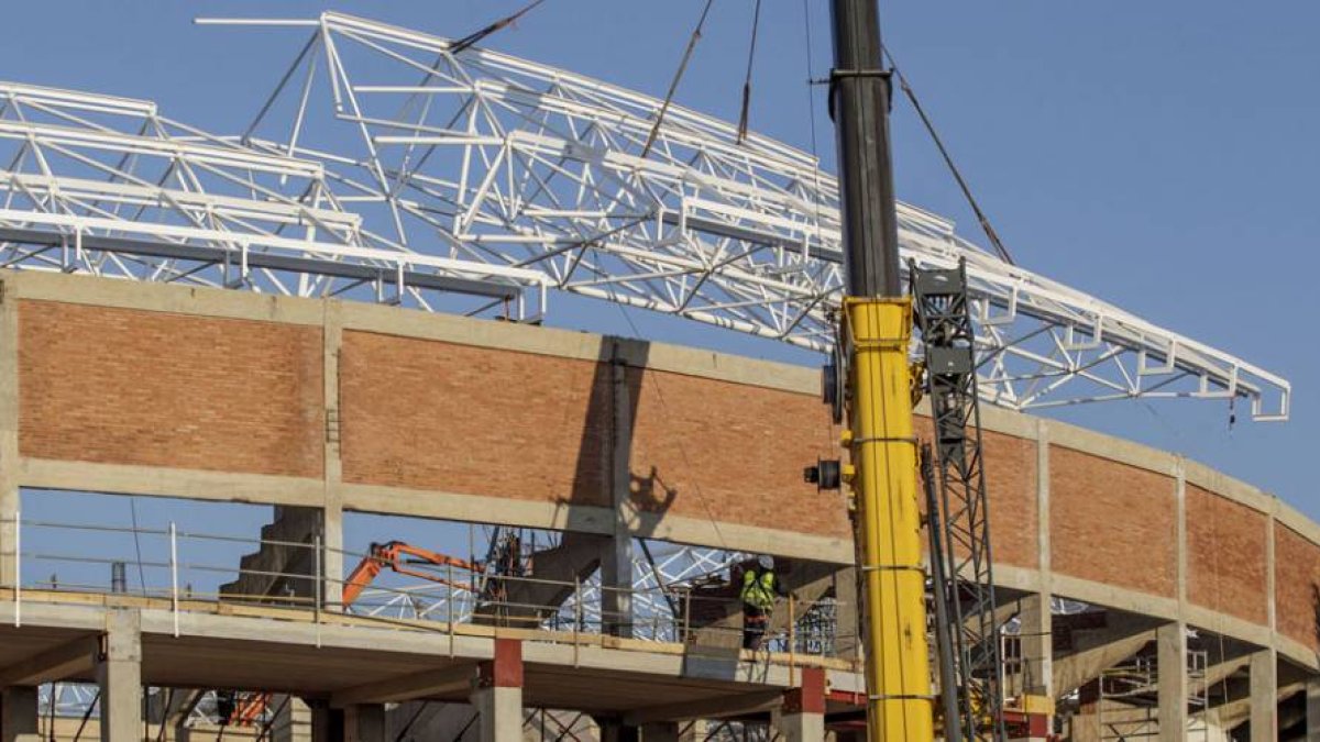 Una grúa coloca una de las estructuras que soportarán la cúpula de la plaza de toros.-Santi Otero