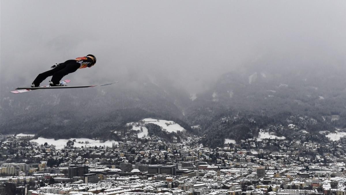 El japonés Ryoyu Kobayashi sobrevuela Innsbruck en su tercera victoria en los Cuatro Trampolines.-AFP