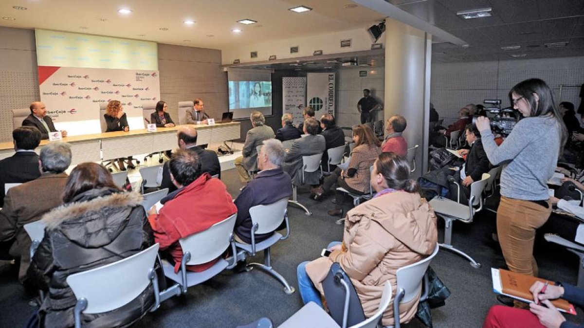 Las profesoras de la Universidad Isabel I, Miriam Martínez y Patricia Cabrero, en el centro de la mesa.-ISRAEL L. MURILLO