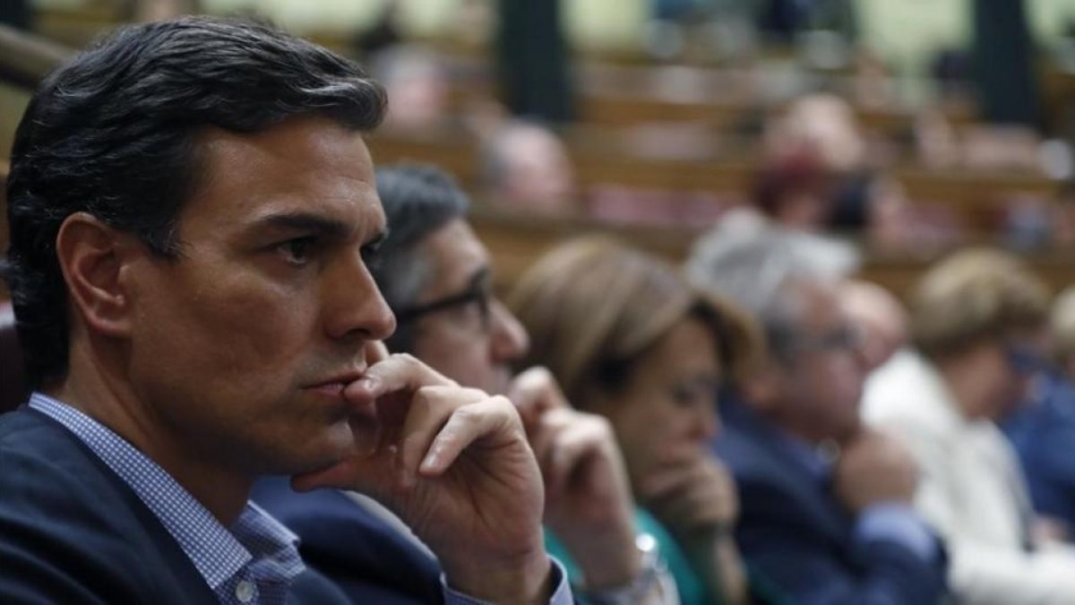 El exsecretario general del PSOE Pedro Sánchez, en el que era su escaño del Congreso antes de renunciar al acta de diputado.-EFE / CHEMA MOYA