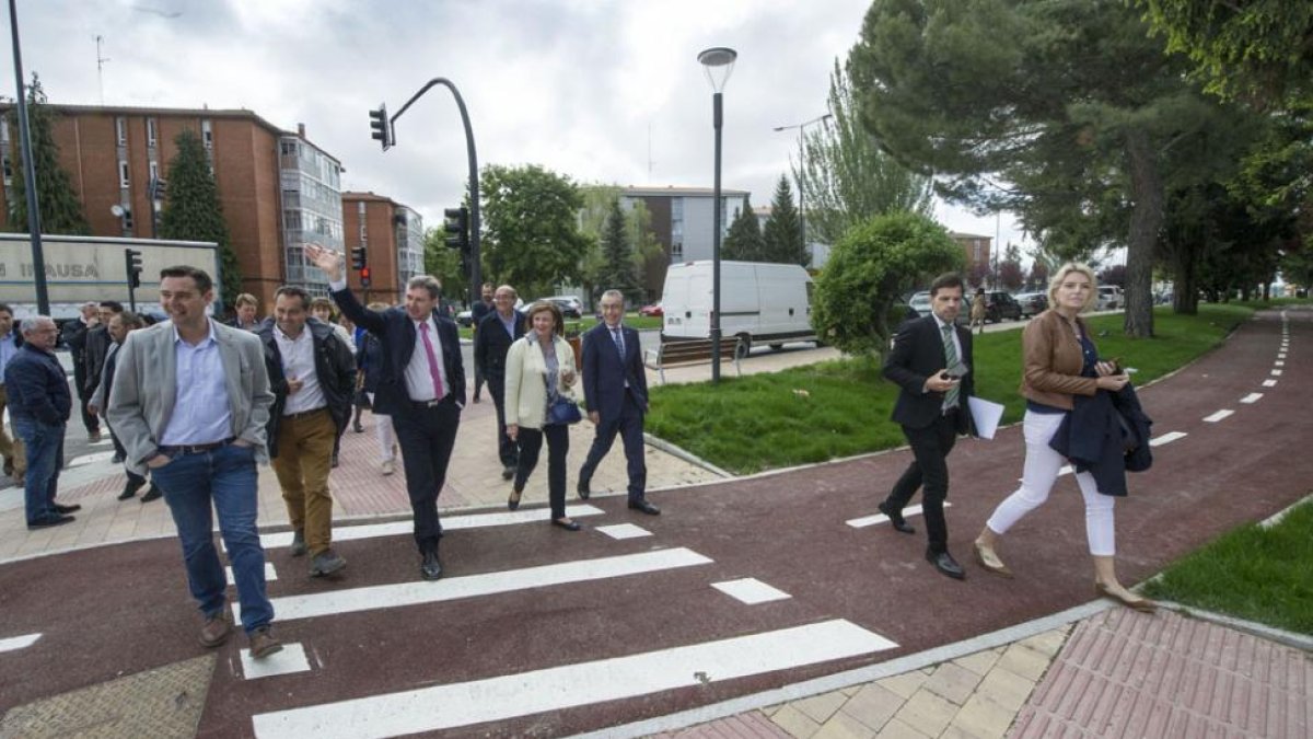 El alcalde, representantes del PSOE y autoridades recorren la nueva urbanización de San Cristóbal.-ISRAEL L. MURILLO