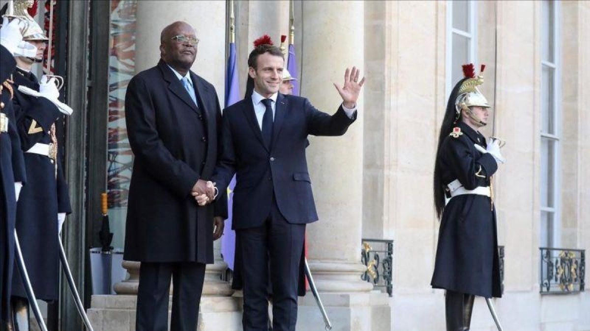 Macron recibe al presidente de Burkina Faso, Christian Kabore, en París.-AFP / LUDOVIC MARIN