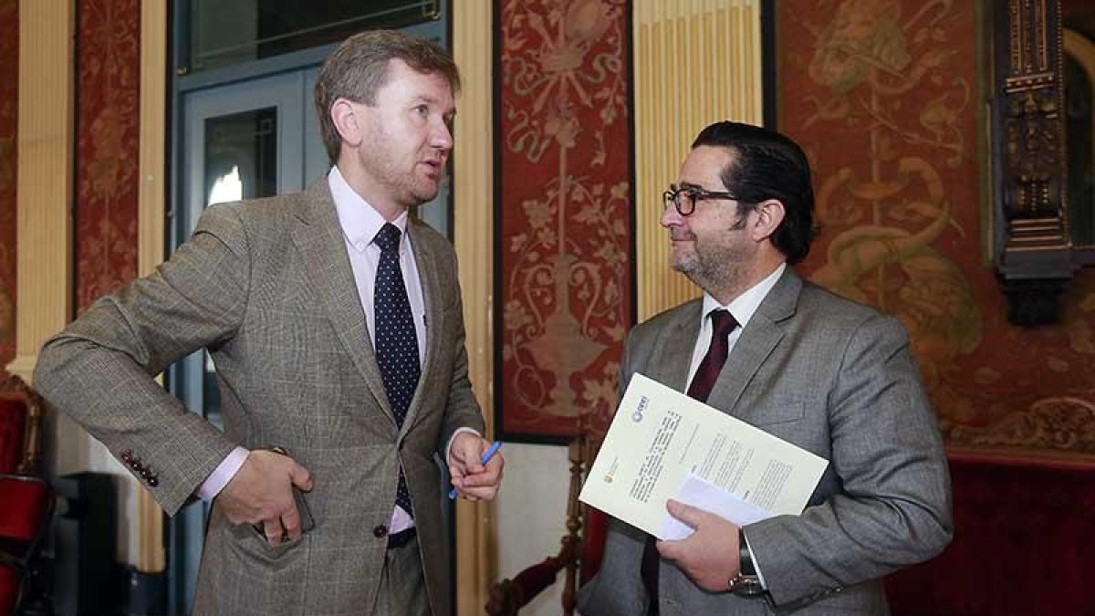 Javier Lacalle y Vicente Orden conversan tras sellar el acuerdo.-RAÚL G. OCHOA