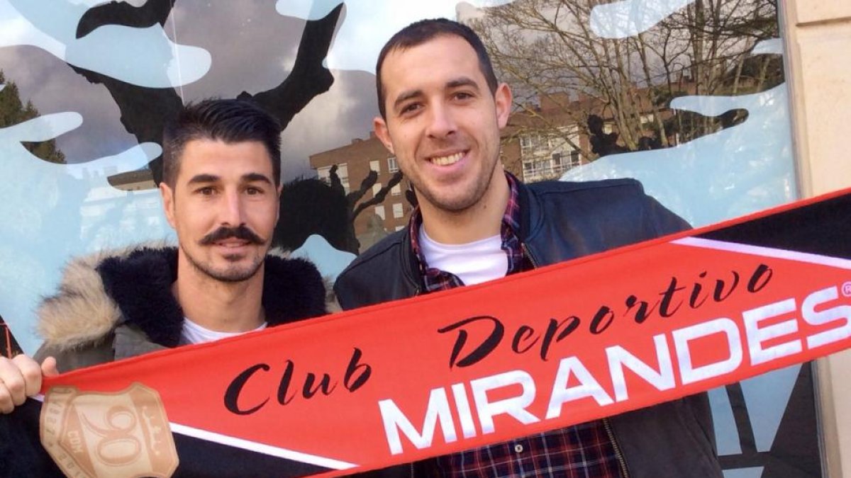 Álex García y Urko Vera posan con la bufanda del CD Mirandés.-@cdmirandes