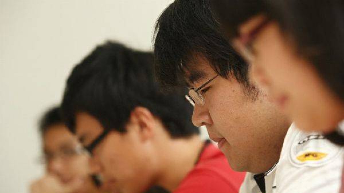 Jóvenes estudiantes chinos.-