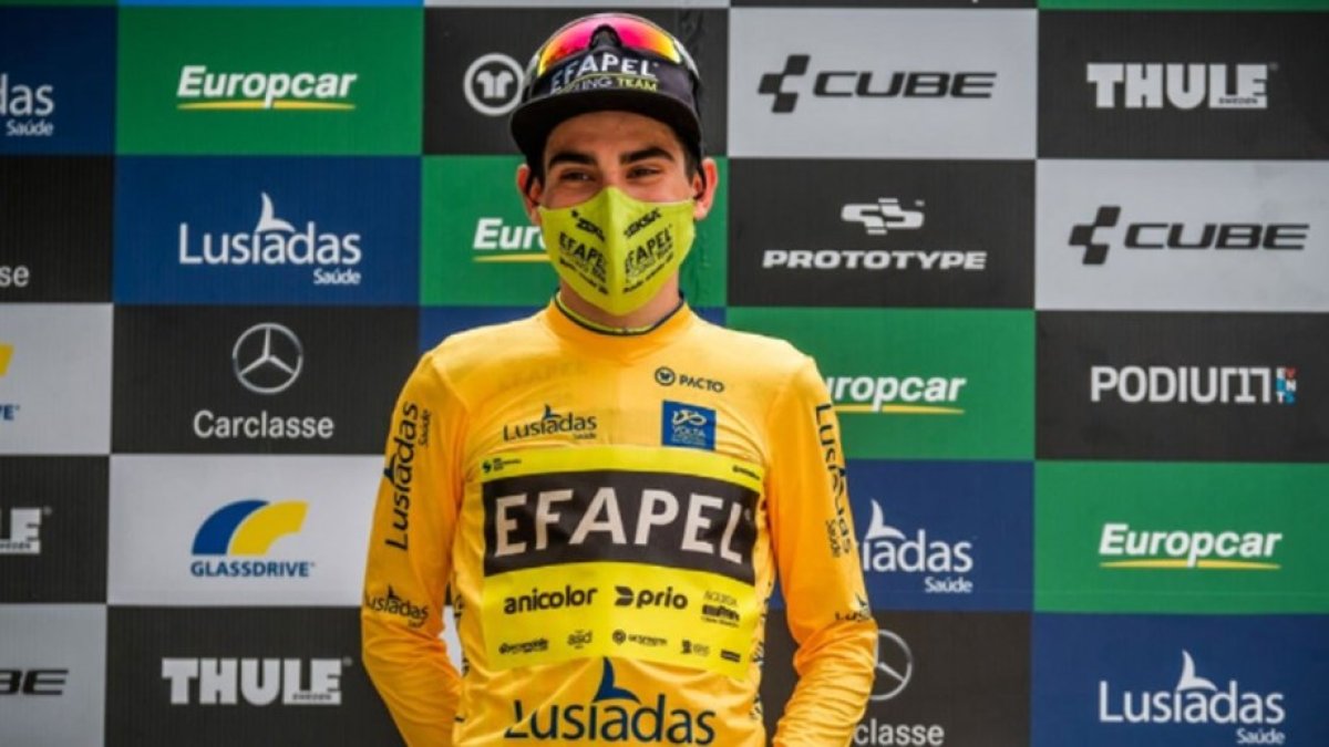 André Domingues posa con el maillot de líder en la Vuelta a Portugual sub23. FEDERACIÓN PORTUGUESA DE CICLISMO