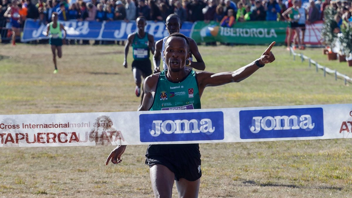 Thierry Ndikumwenayo cruza la línea de meta en solitario