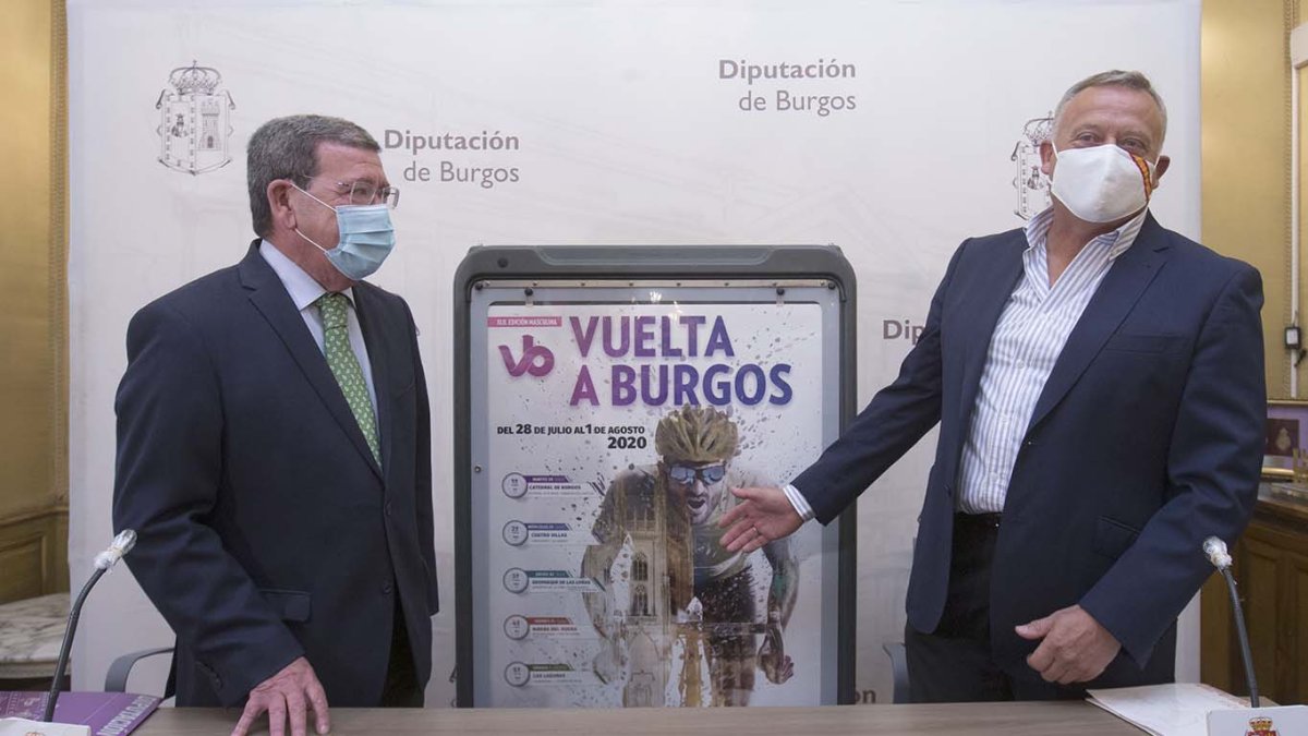César Rico, presidente de la Diputación de Burgos, y Lorenzo Rodríguez, vicepresidente, durante el acto de presentación de la Vuelta a Burgos. RAÚL OCHOA