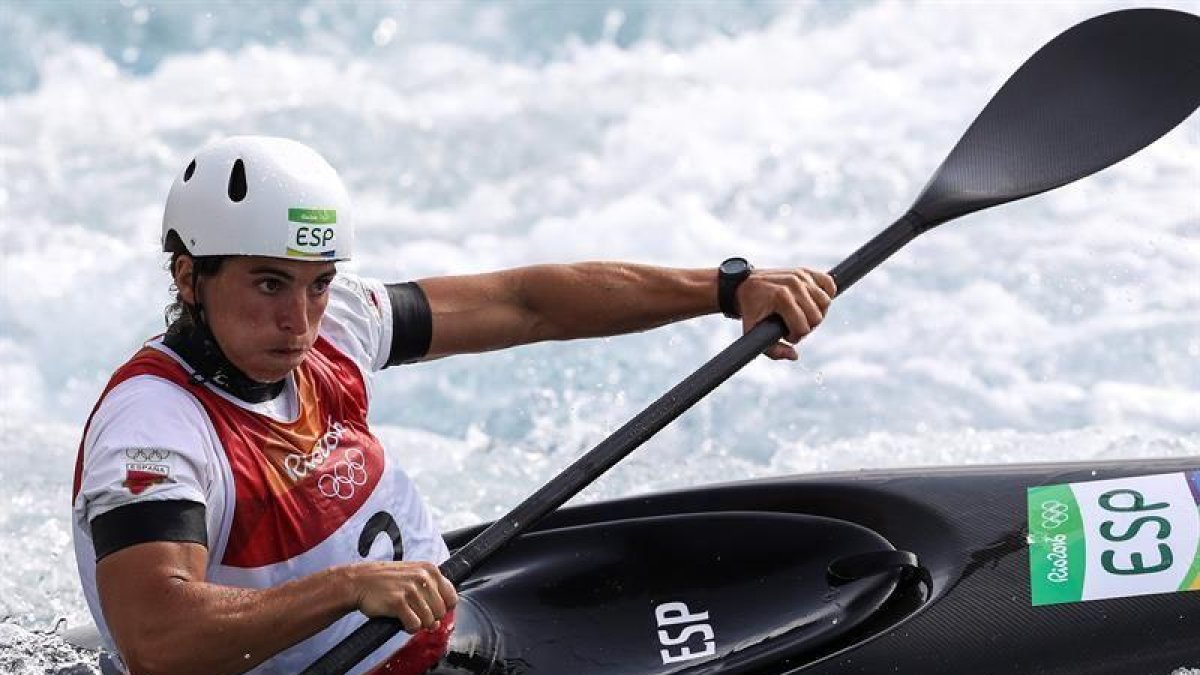 Maialen Chourraut exhibe orgullosa su medalla de oro en el podio.-AFP / CARL DE SOUZA