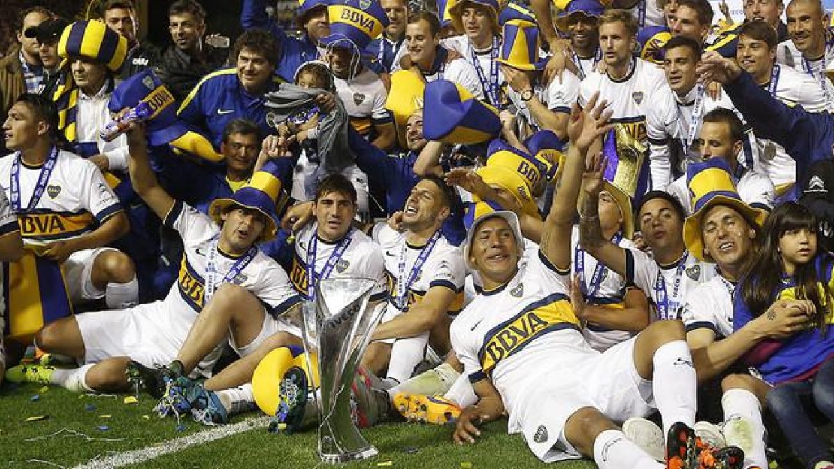 Los jugadores del Boca Juniors celebran la conquista del campeonato argentino tras ganar al Tigre en la penúltima jornada.-EFE / NICOLÁS AGUILERA