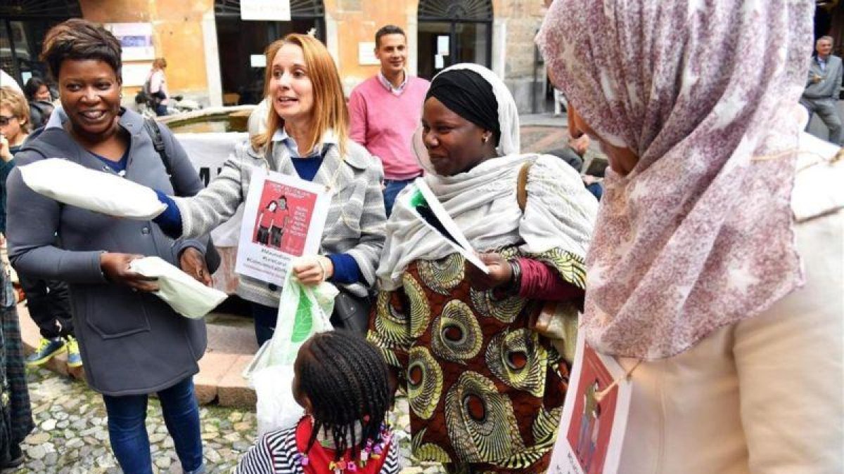 Varios inmigrantes participan en una protesta contra las medidas discriminatorias en la localidad italiana de Lodi.-DANIEL DAL ZENNARO (EFE)